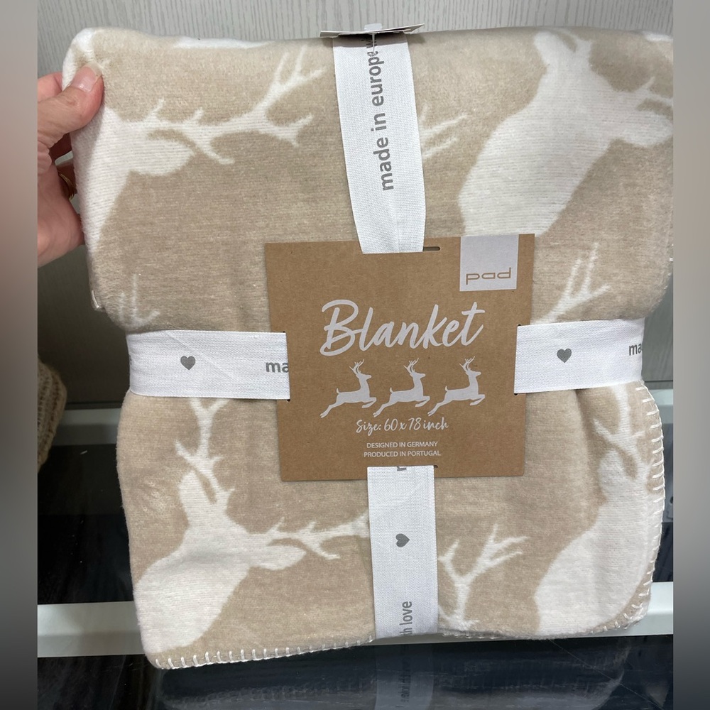 NEW Pad Beige Reindeer Throw Blanket